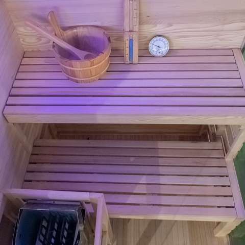 SAUNA FIŃSKA WYSOKOTEMPERATUROWA Z PIECEM LARK1/HARVIA 3,5KW 1-2 OSOBOWA 120x120 CM