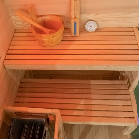 SAUNA FIŃSKA WYSOKOTEMPERATUROWA Z PIECEM LARK1/HARVIA 3,5KW 1-2 OSOBOWA 120x120 CM