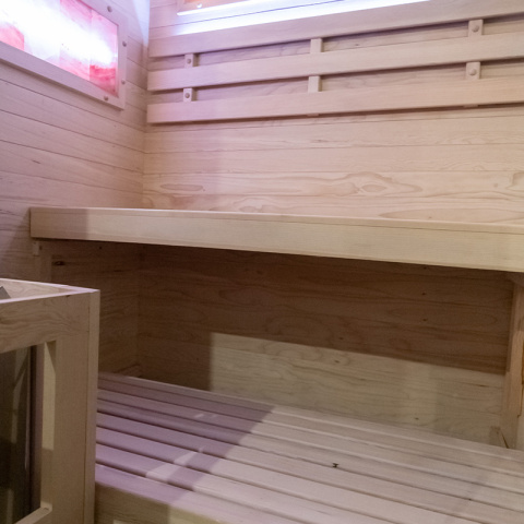 SAUNA FIŃSKA WYSOKOTEMPERATUROWA Z PIECEM LARK2/HARVIA 3,5KW 1-2 OSOBOWA 120x120 CM