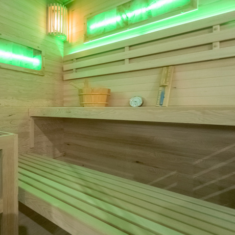 SAUNA FIŃSKA WYSOKOTEMPERATUROWA Z PIECEM LARK4/HARVIA 6KW 4-5 OSOBOWA 150x150 CM