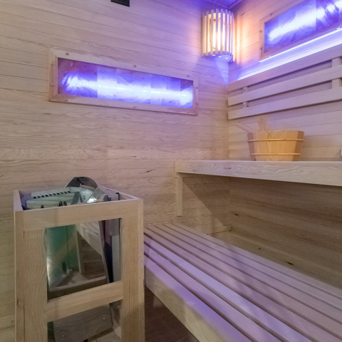 SAUNA FIŃSKA WYSOKOTEMPERATUROWA Z PIECEM LARK4/HARVIA 6KW 4-5 OSOBOWA 150x150 CM