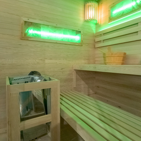 SAUNA FIŃSKA WYSOKOTEMPERATUROWA Z PIECEM LARK4/HARVIA 6KW 4-5 OSOBOWA 150x150 CM