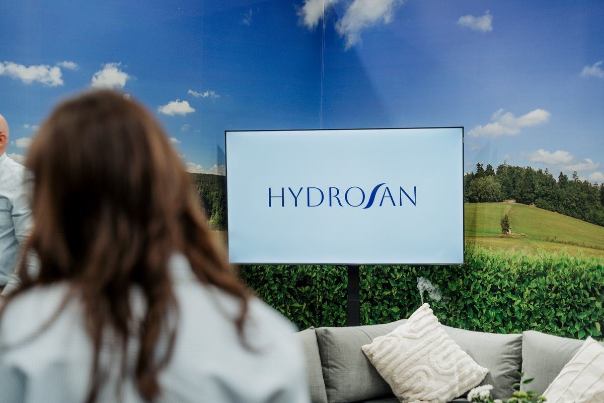 Nowe logo Hydrosan na ekranie stoiska