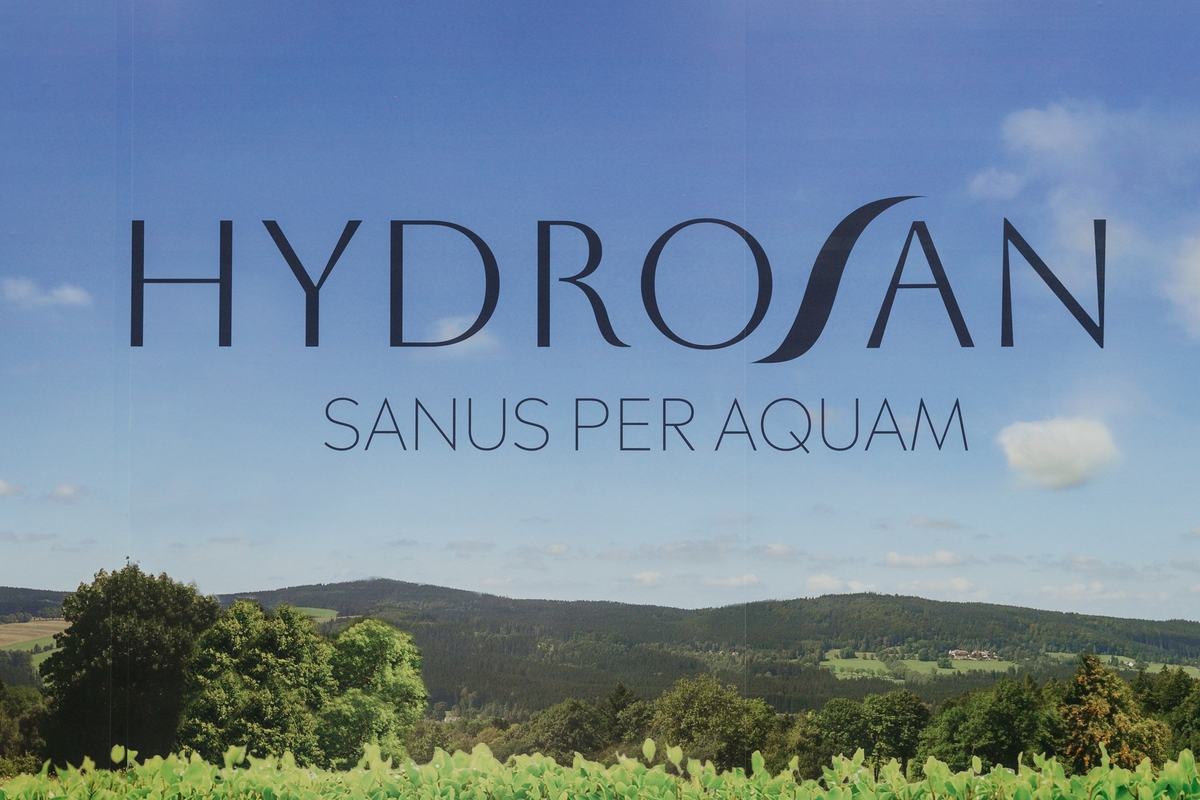 Logo Hydrosan na aranżacji stoiska targowego